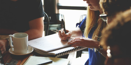 Arbeitsgruppe Foto einer Arbeitsgruppe an einem Tisch